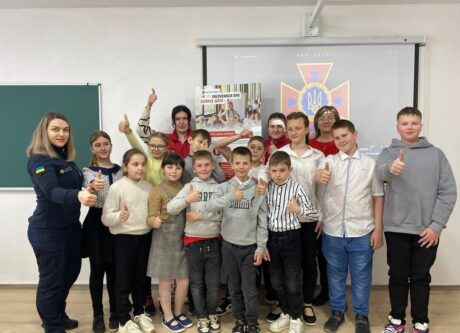 Фахівчині Громадського Центру “Простір, дружній до дітей, молоді та сімей” с.Жванець спільно із надзвичайниками навчали дітей мінної безпеки