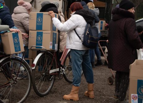 Роздача продуктових наборів від Всесвітньої продовольчої програми ООН у Запорізькому районі