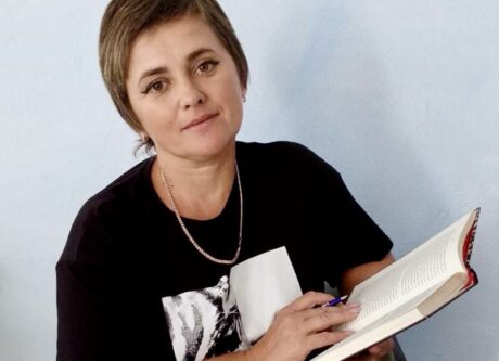 «Ти важлива. Ти не одна»: як зустрічі у бібліотеці дарують надію жінкам Орлового.