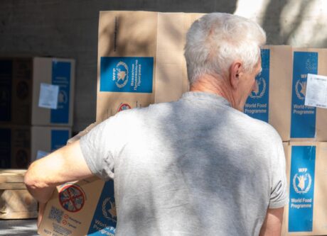 Команда благодійного фонду «Посмішка ЮА» завершила видачу продуктових наборів у Запоріжжі.