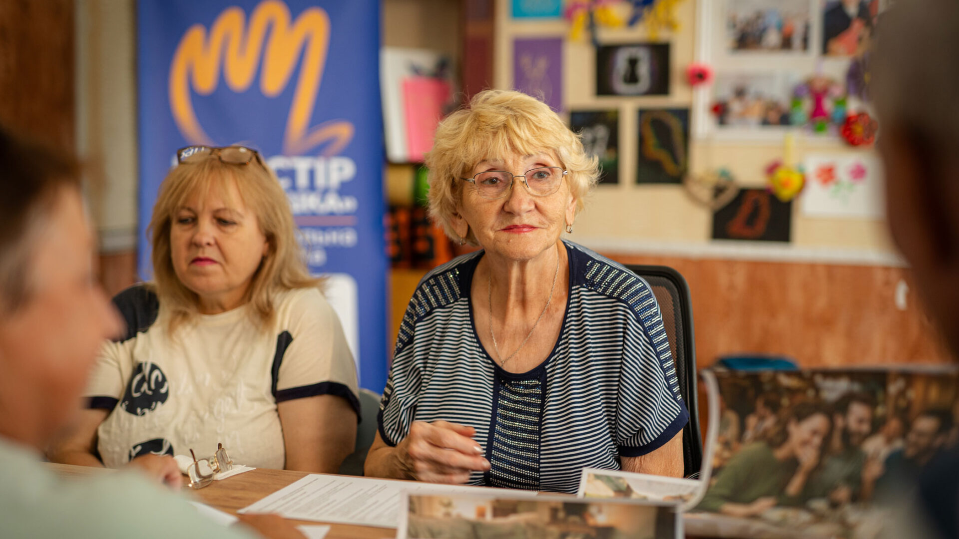 Людині не потрібно вчитися бути сильною. Їй просто потрібно, щоб у моменті хтось був поруч.