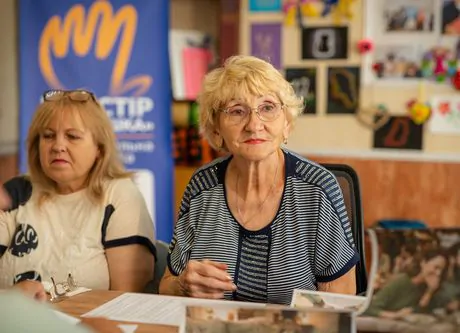 Людині не потрібно вчитися бути сильною. Їй просто потрібно, щоб у моменті хтось був поруч.